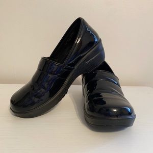 Women’s slip resistant shoes size 7